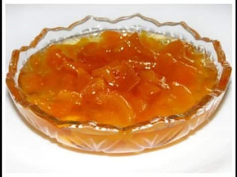  confiture de pêches dans un bol