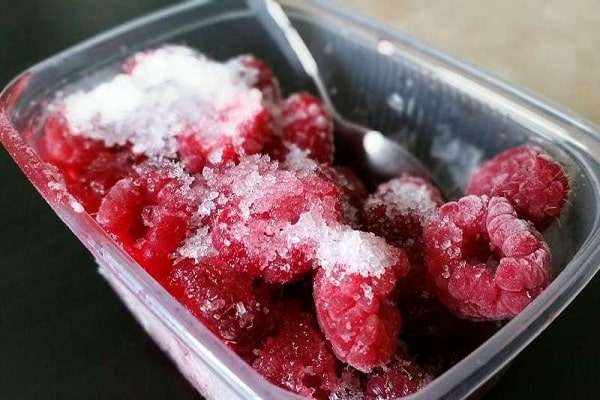 raspberries with sugar