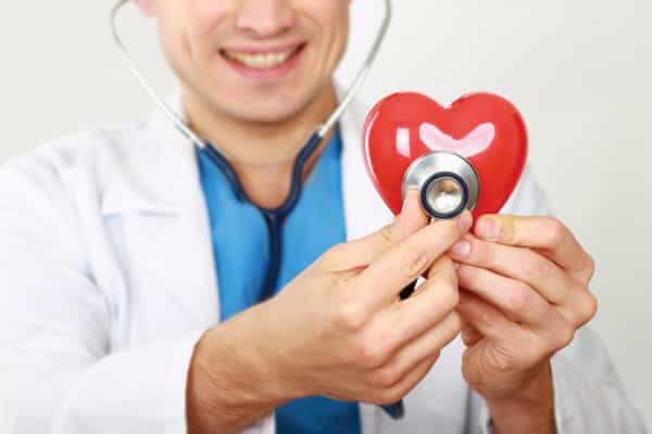 docteur avec figurine coeur