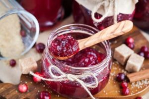 A simple recipe for making cranberry jam for the winter