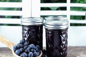 Ang isang simpleng recipe para sa paggawa ng blueberry compote para sa taglamig