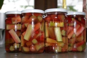 Une recette simple pour faire de la compote de rhubarbe pour l'hiver