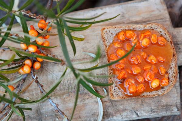 confiture d'argousier sur pain