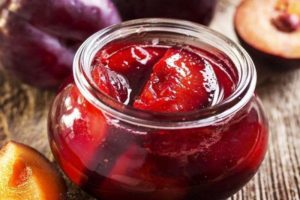 Une recette simple de jus de prunes pour l'hiver à la maison