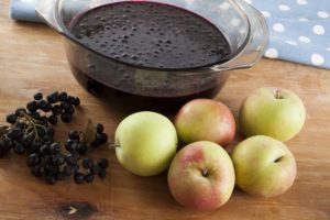 A simple recipe for making blackberry jam with apples for the winter