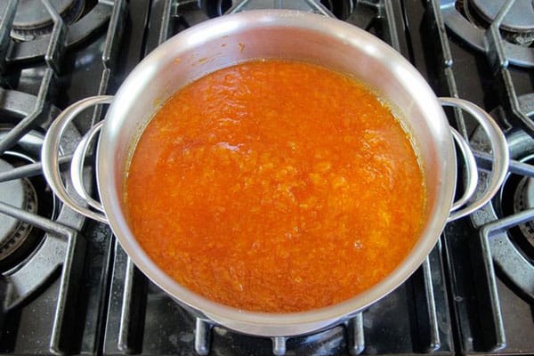 processus de cuisson de la confiture de pêche