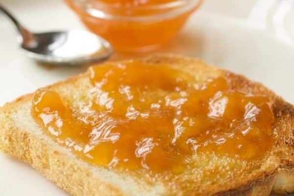 confiture de pêches sur pain