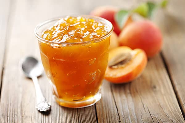  confiture de pêches dans un verre