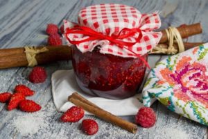 A simple recipe for strawberry jam five minutes for the winter