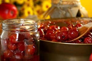 Une recette simple de confiture transparente de ranetki avec une queue pour l'hiver