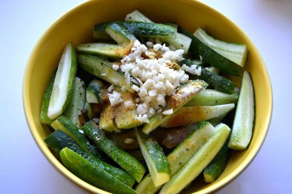 le processus de cuisson des concombres à la moutarde