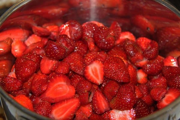 fraises hachées dans une casserole