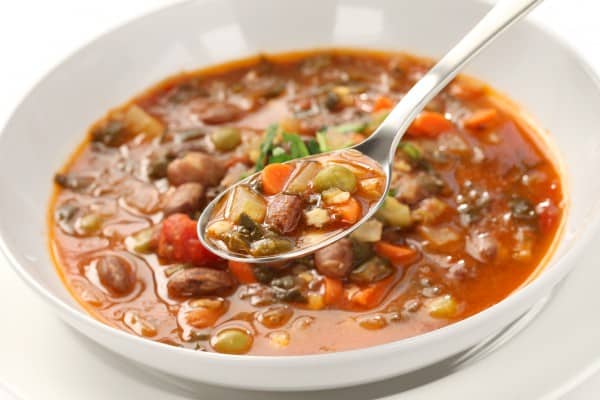 frijoles con verduras en un tazón