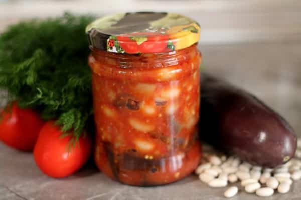 frijoles con berenjena en un frasco