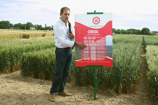 hombre con el logo de Limagrain Groupe