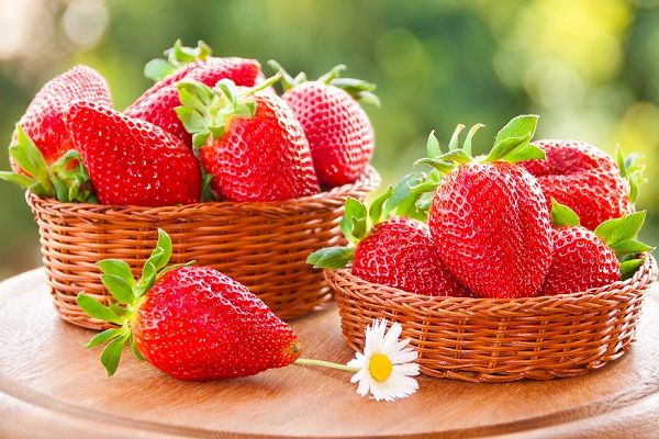 fresas en la mesa en una canasta