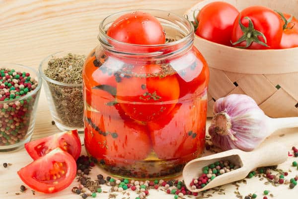 tomate con pimiento en un frasco