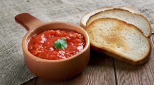 Recettes simples pour cuisiner l'adjika avec des pommes et des tomates pour l'hiver