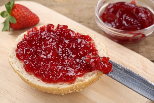 confiture de fraises sur pain