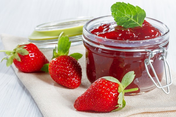 confiture de fraises dans un petit pot