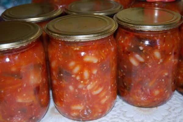 frijoles en pasta de tomate