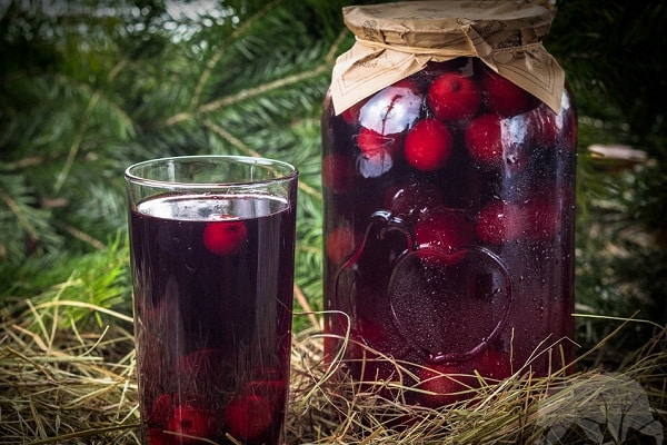 compota de cereza en un frasco