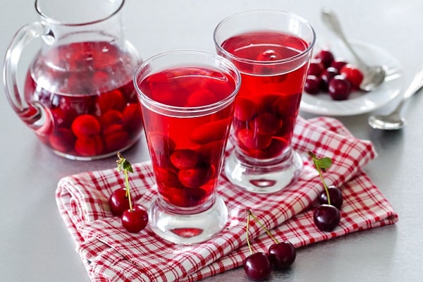 compote sa mga cherry sa isang baso