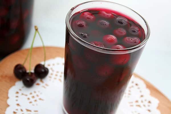 compota con cerezas en un vaso