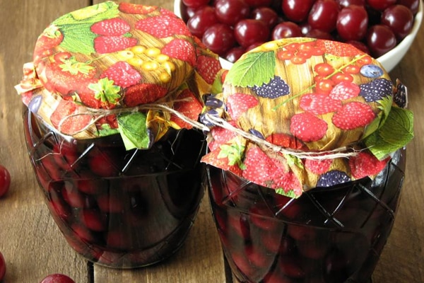 compote de cerises dans un pot