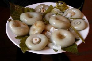 Simple recipes on how to pickle milk mushrooms at home hot and cold