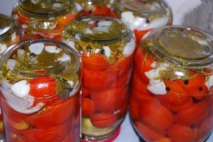 De délicieuses recettes de moitiés de tomates en conserve pour l'hiver, avec et sans stérilisation