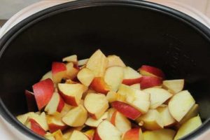 Apple jam recipes in a slow cooker and a pressure cooker for the winter