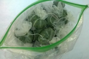 Mga patakaran para sa paghahanda ng arugula para sa taglamig sa bahay at mga tip para sa pag-iimbak ng mga gulay sa freezer at ref