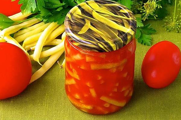 haricots asperges dans un pot de tomates