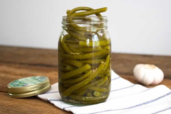 Flechas de ajo en escabeche en un frasco