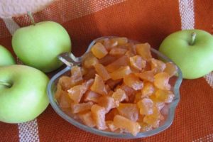 Recetas paso a paso para hacer manzanas confitadas a partir de manzanas en casa para el invierno.