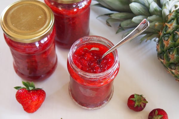 confiture de fraises dans un pot sur la table