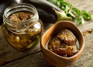 Las mejores y más deliciosas recetas para hacer berenjenas en escabeche para el invierno en tarros.