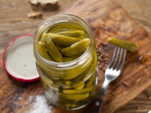 How to prepare pickled cucumbers with mustard seeds and turmeric for the winter and storage rules