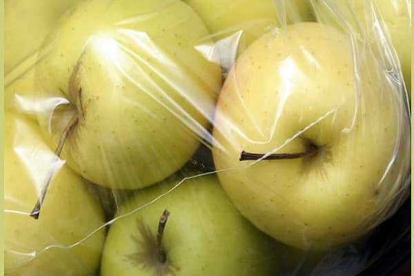 manzanas en una bolsa