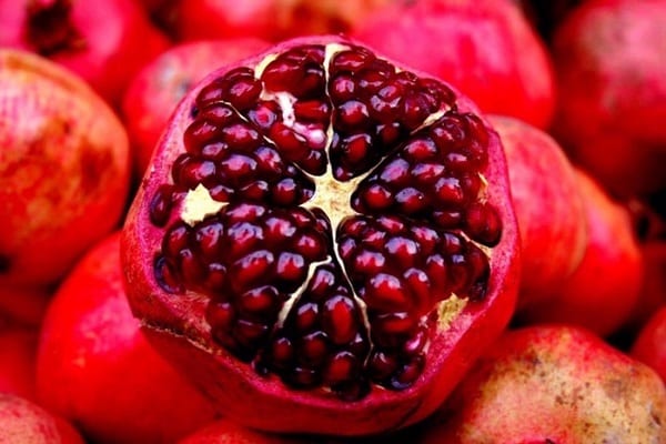 The benefits and harms of pomegranate for human health and methods of eating the fruit and seeds