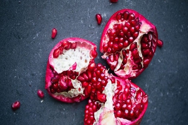 Los beneficios y daños de la granada para la salud humana y los métodos para comer la fruta y las semillas.