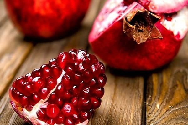 The benefits and harms of pomegranate for human health and methods of eating the fruit and seeds