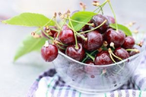 Cómo almacenar adecuadamente las cerezas en casa en un apartamento y la vida útil de las bayas.