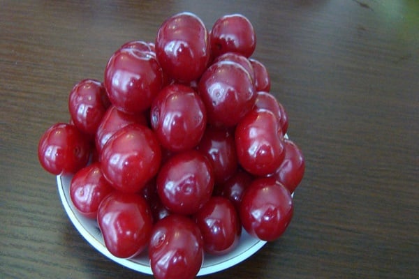 a plate of berries