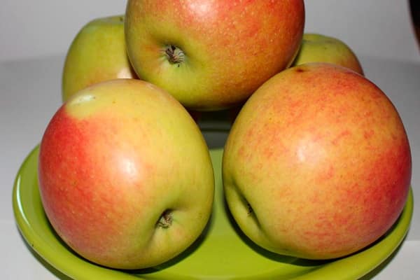 fruits sur une assiette