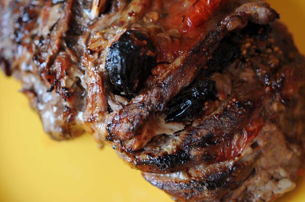 Carne de acordeón con ciruelas al horno