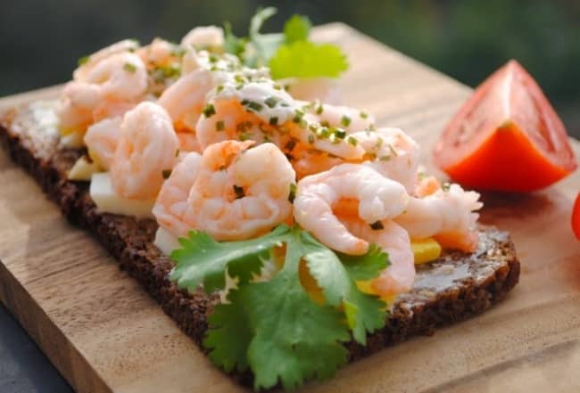 Tostada de camarones hervidos