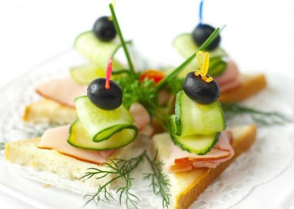 Canapés au porc bouilli et concombres