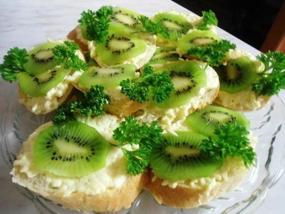 With kiwi sandwiches